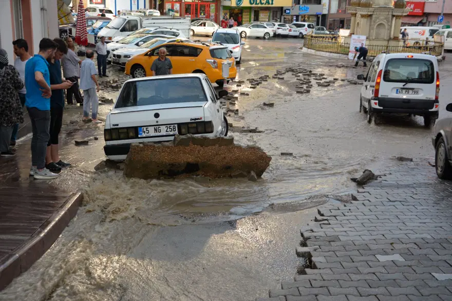 Manisa'yı sağanak vurdu 1