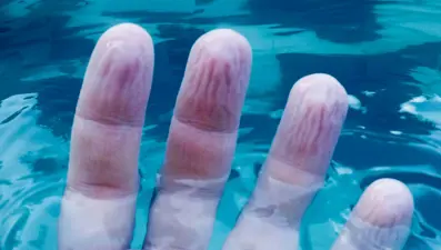 Banyo sonrası parmaklarınız neden buruşur? Nedeni sıcak su değil