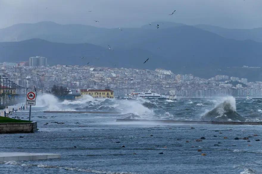 İzmir'de fırtına: Deniz taştı, işyerlerini su bastı 14