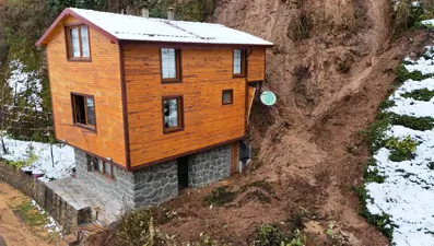 Heyelan evin girişini kapattı: Mahsur kalanlar iş makinesiyle çıkartıldı