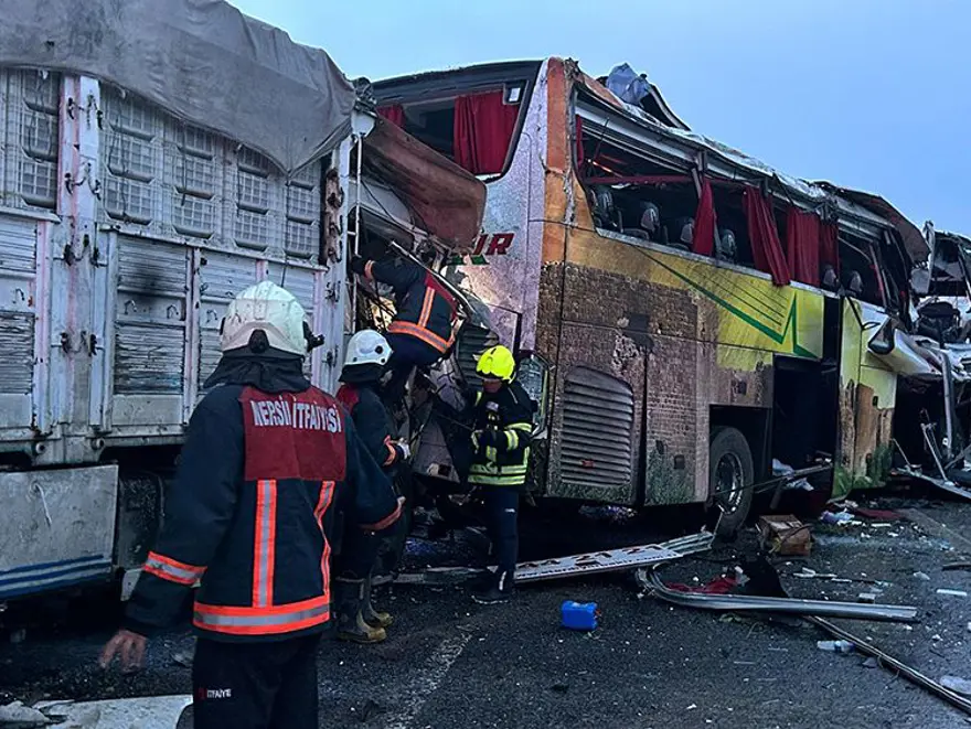 13 kişinin öldüğü katliam gibi kazada otobüs şoförünün ihmaller zinciri iddianamede: Yağışlı havada 108 kilometre hızla gidiyordu 