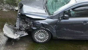 Gaziosmanpaşa'da virajı alamayan otomobil su kanalına uçtu: 2 kişi yaralandı