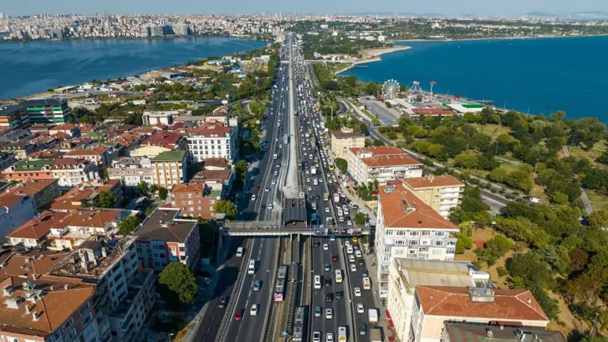 E-5’te trafikkaosu: Kilometrelerce kuyruk oluştu 4
