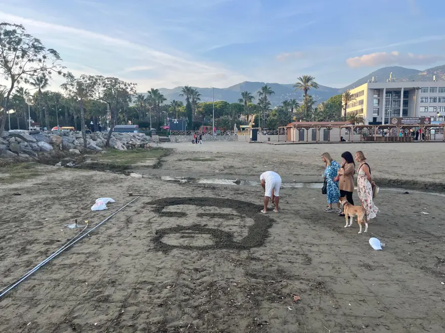 Barış Manço'nun resmini Alanya sahillerine işledi 3
