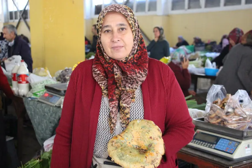 Ormandan kova kova topladı, pazarda satıyor: Talep çok, kilosu 400 lira 1