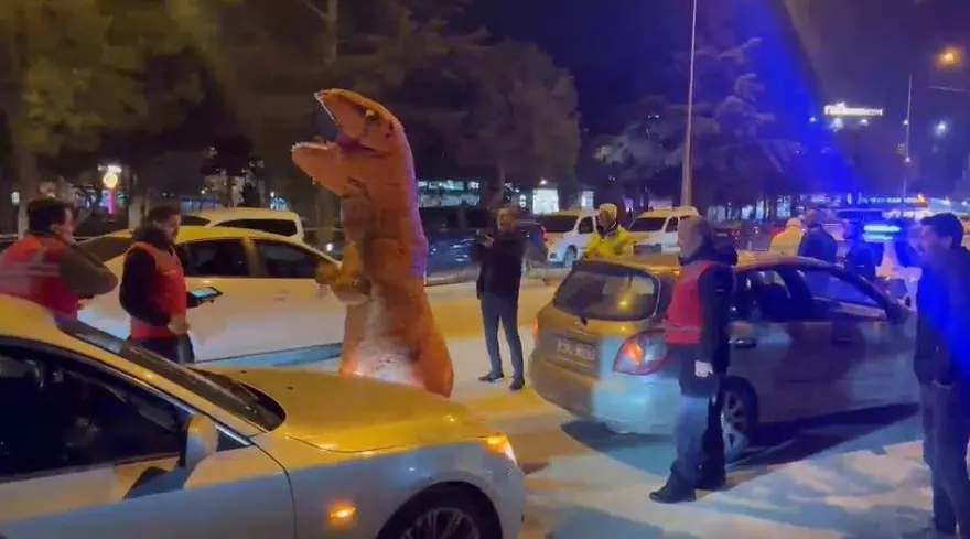 POLİS DİNOZORUN GBT'SİNİ SORGULADI 1