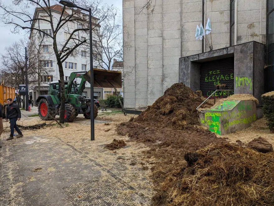 Fransa'da ödemeleri geciken çiftçilerden gübreli protesto 3