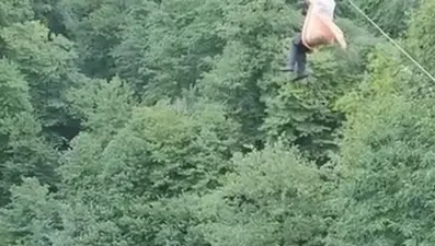 Teleferikarızalandı, asılı kalan çaylar için canlarını riske attılar