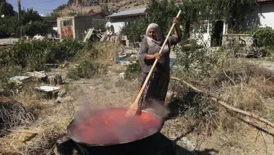 5 saat odun ateşinde kaynatılıyor:  150 yıllık bakır leğende kış hazırlığı