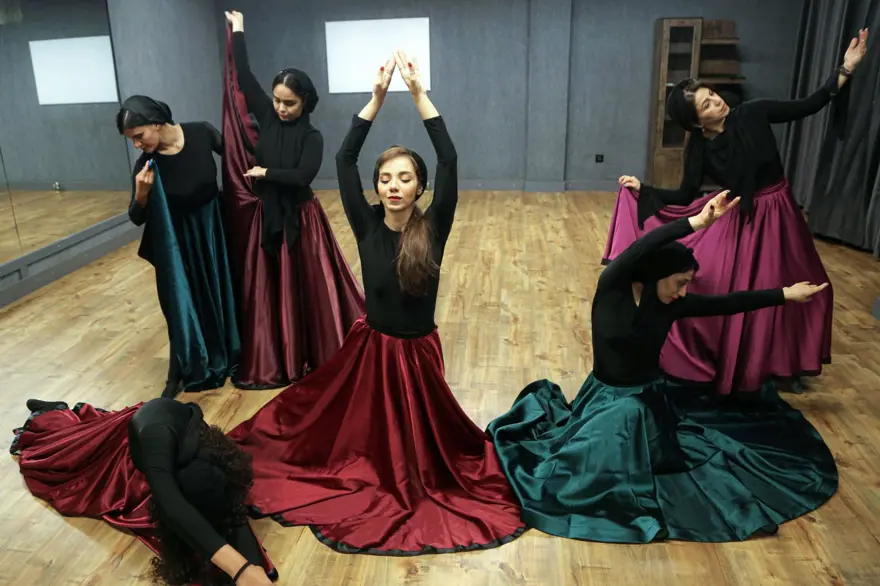 İranlı kadın dansçıların en büyük arzusu halka açık performans sergilemek 14