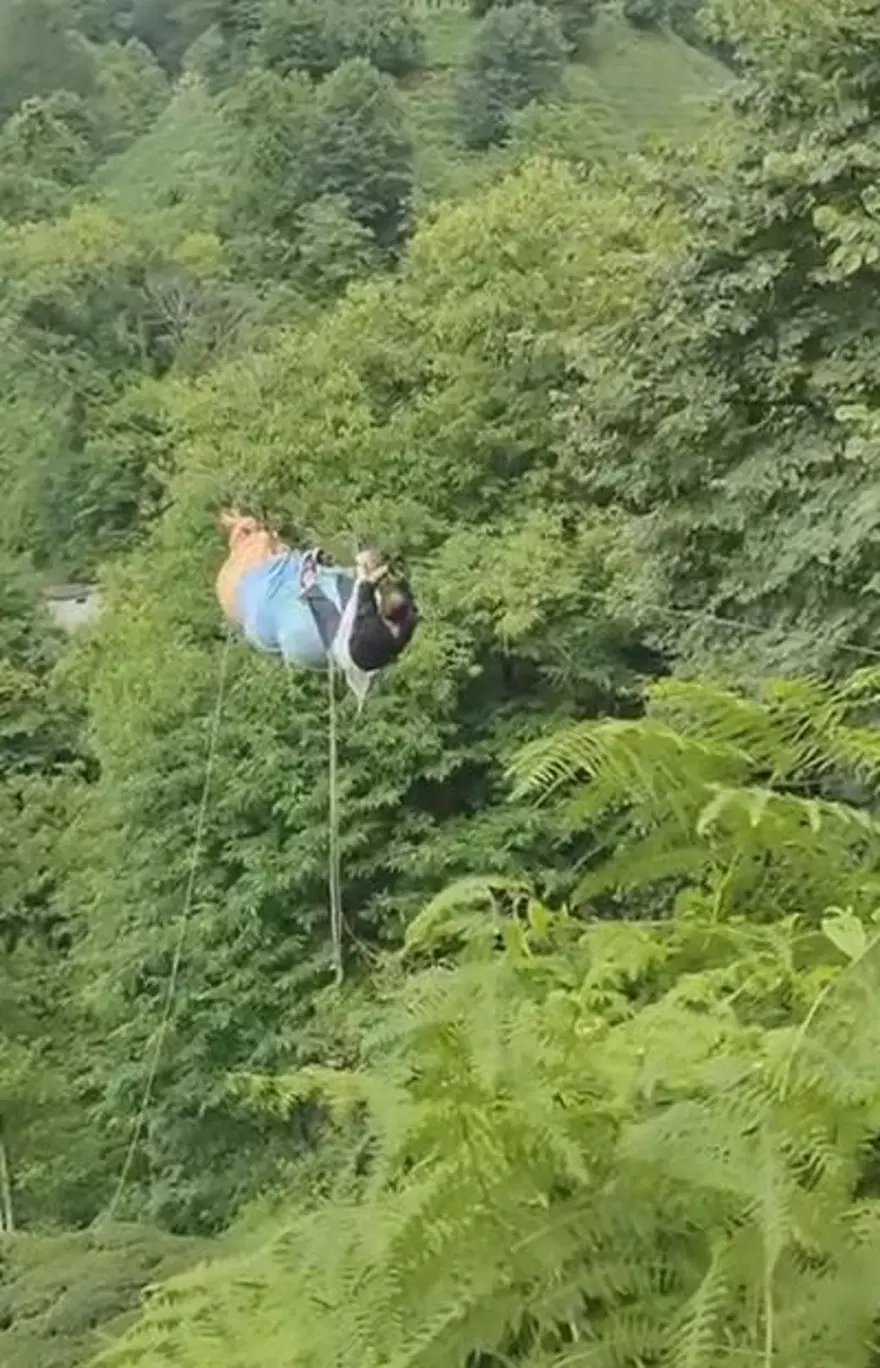 Teleferikarızalandı, asılı kalan çaylar için canlarını riske attılar 4