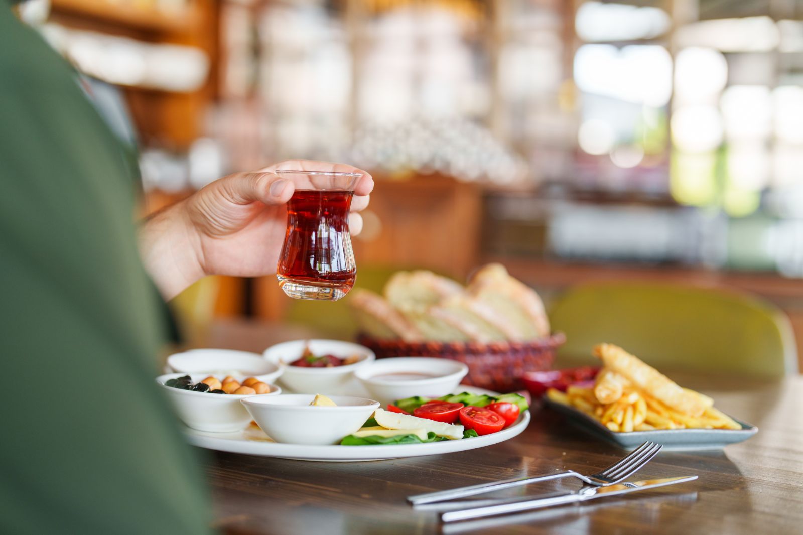 Çay içerken yanında sakın yemeyin: Vücuttaki demiri sıfırlayan hata