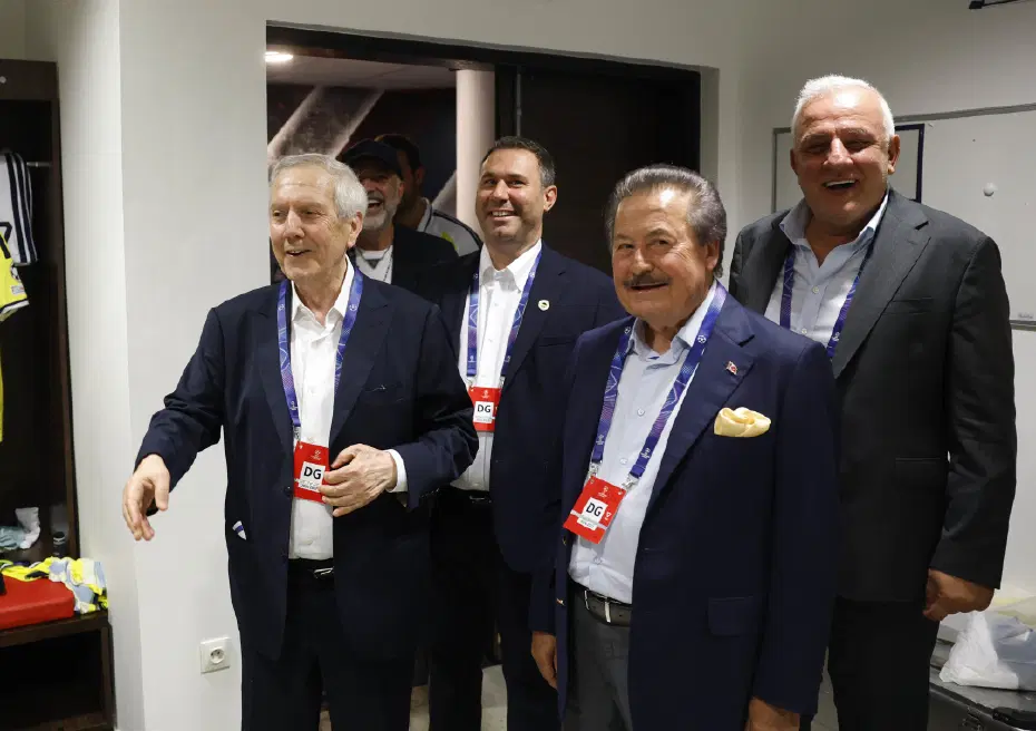 Fenerbahçe Lyon'u eledi, başkan Aziz Yıldırım hemen soyunma odasına indi