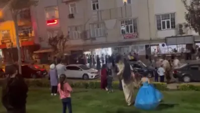 Düğün çıkışı tekmeli yumruklu sopalı kavga