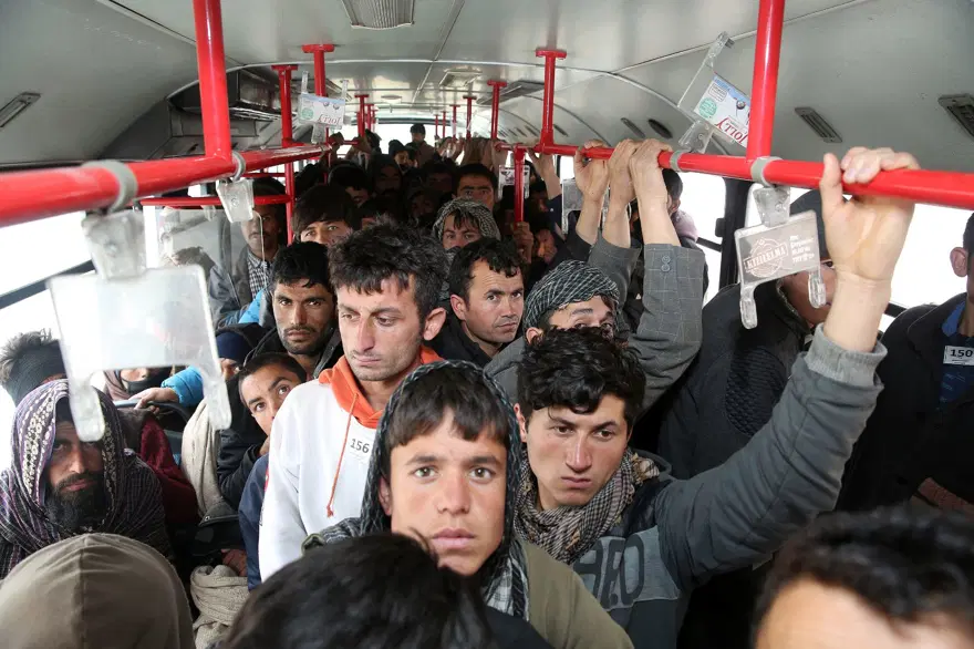 Erzincan'da bir otobüste 165 kaçak göçmen 5