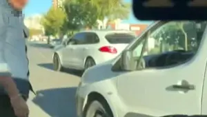 Trafik magandası dehşet saçtı: Otomobilin camını kırdı