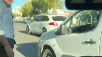 Trafik magandası dehşet saçtı: Otomobilin camını kırdı