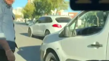 Trafik magandası dehşet saçtı: Otomobilin camını kırdı