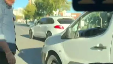 Trafik magandası dehşet saçtı: Otomobilin camını kırdı