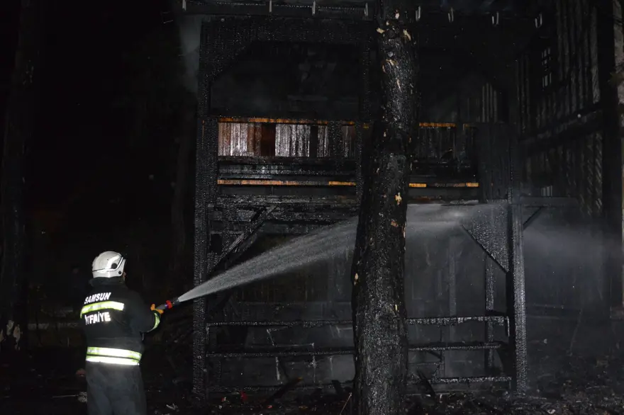 Atatürk'ün kaldığı tarihi konak yandı 2