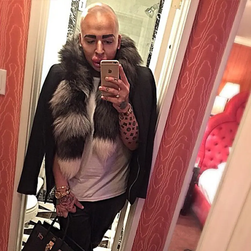 Kim Kardashian'a benzemek için servet harcadı 1