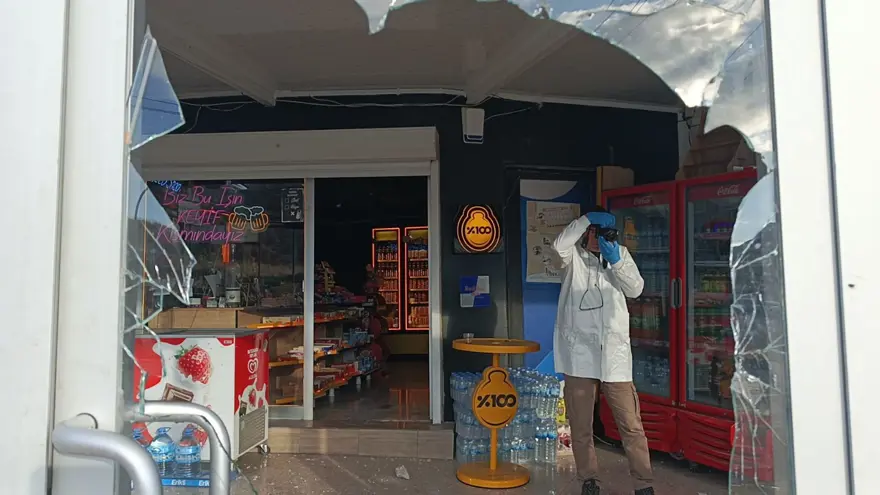 Marketin camını kırıp içeri girdi: Yedi, içti ve gitti 3 Marketin camını kırıp içeri girdi: Yedi, içti ve gitti 3