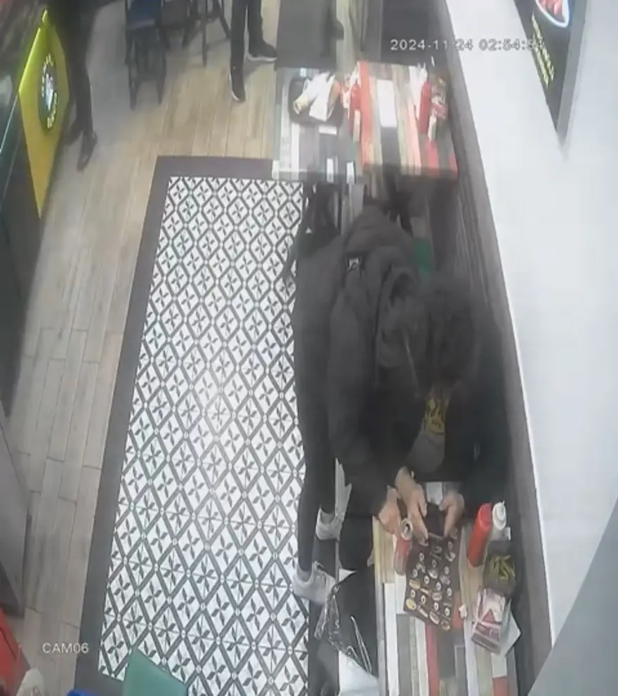 Taksim'deki kokoreççide kadına şiddete garsonlar müdahale etti! Dakikalarca döverek dışarı attılar 1