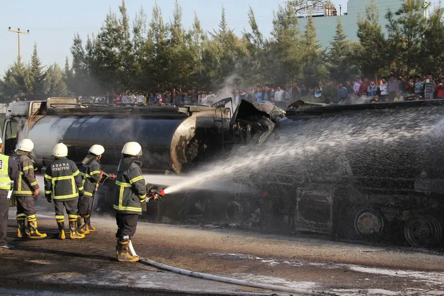 Adana'da iki tanker çarpıştı 11