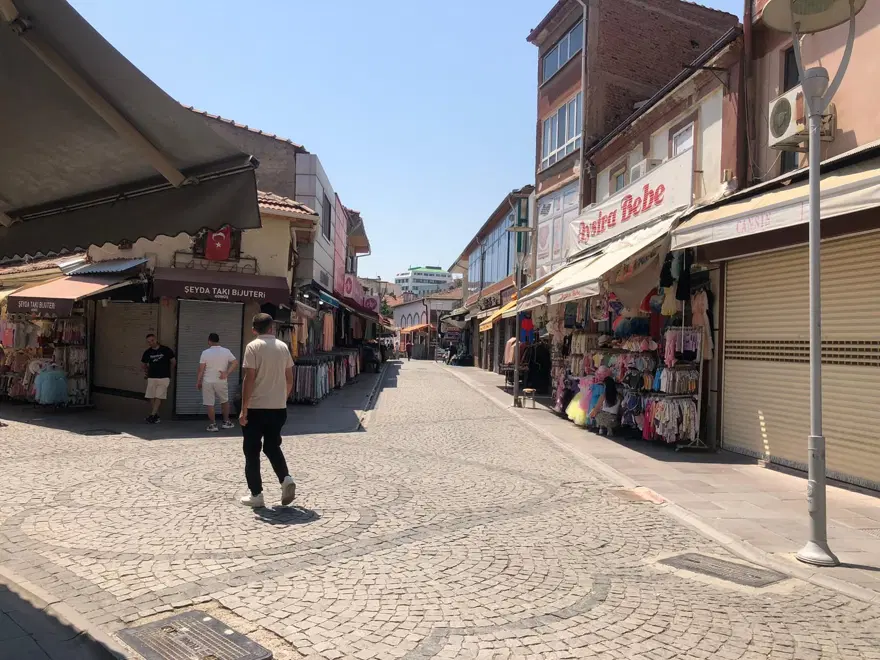 Aşırı sıcaklar dışarı çıkmaya engel oldu: Kent merkezi bomboş kaldı 3 Aşırı sıcaklar dışarı çıkmaya engel oldu: Kent merkezi bomboş kaldı 3