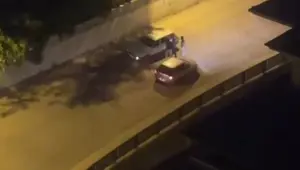 Yol verme tartışmasında otomobili tekmeledi