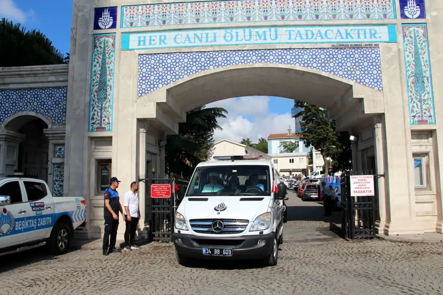 Cüneyt Arkın'ı binlerce kişi gözyaşlarıyla uğurladı 1 Cüneyt Arkın'ı binlerce kişi gözyaşlarıyla uğurladı 1