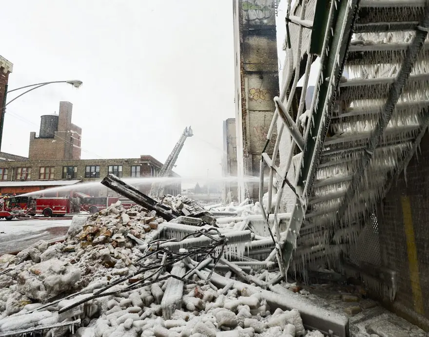 İtfaiyenin buzla mücadelesi 45