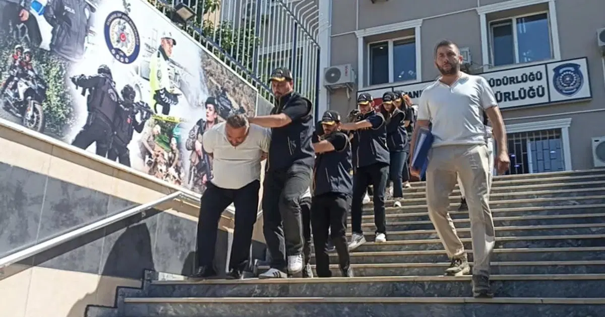 Yazışmalar ortaya çıktı. Hem dolandırmış hem terslemiş