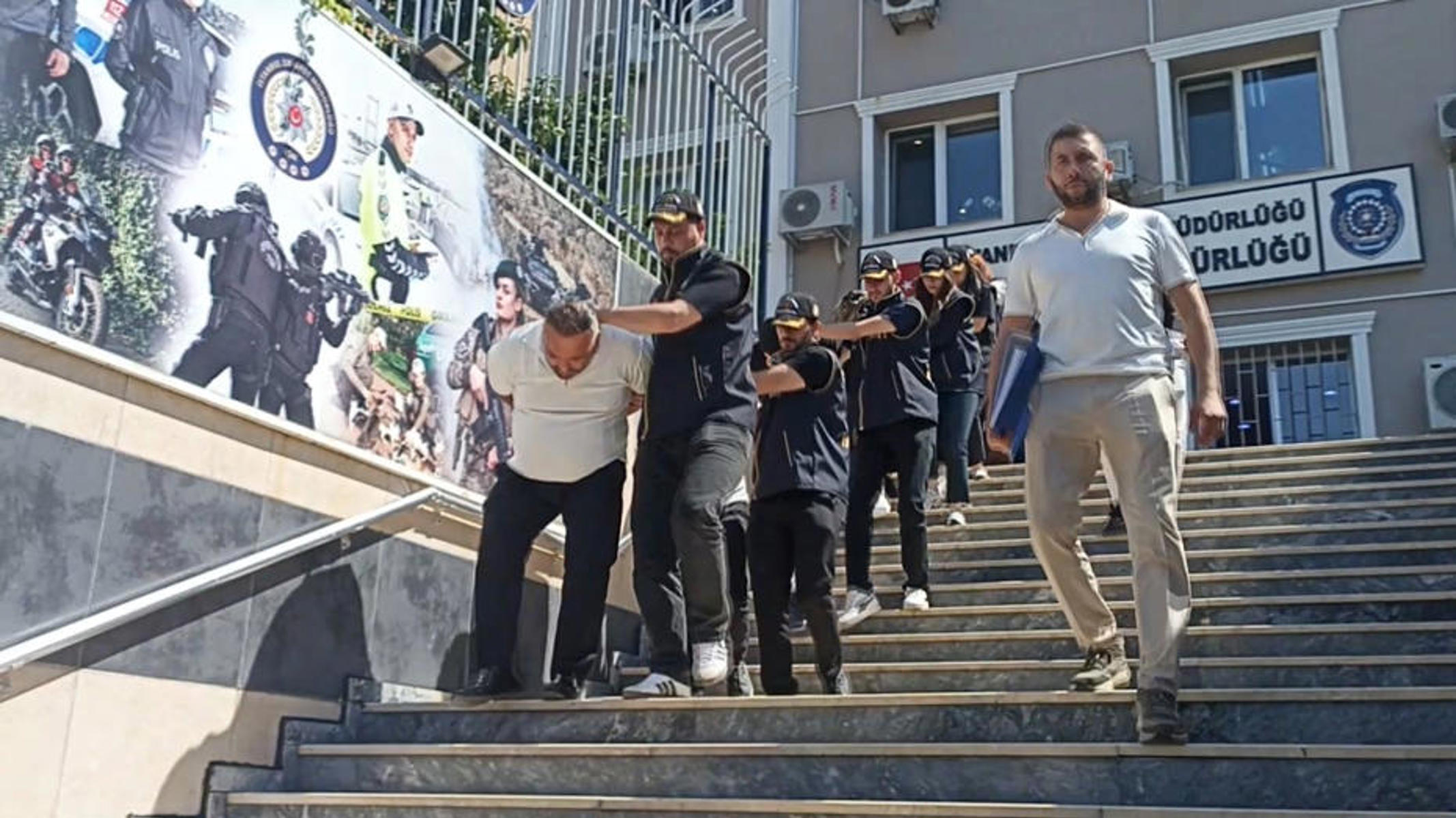 Yazışmalar ortaya çıktı. Hem dolandırmış hem terslemiş