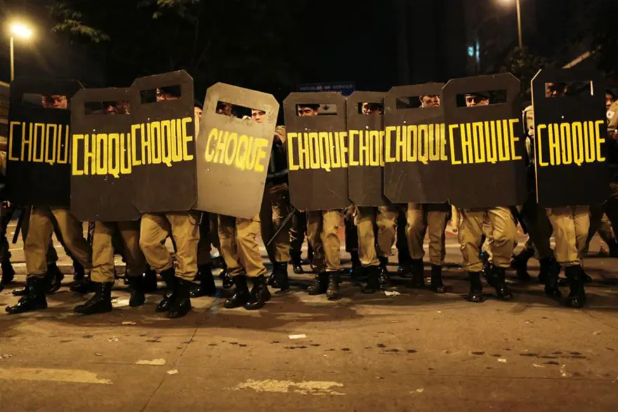 Stat önünde çatışma 9