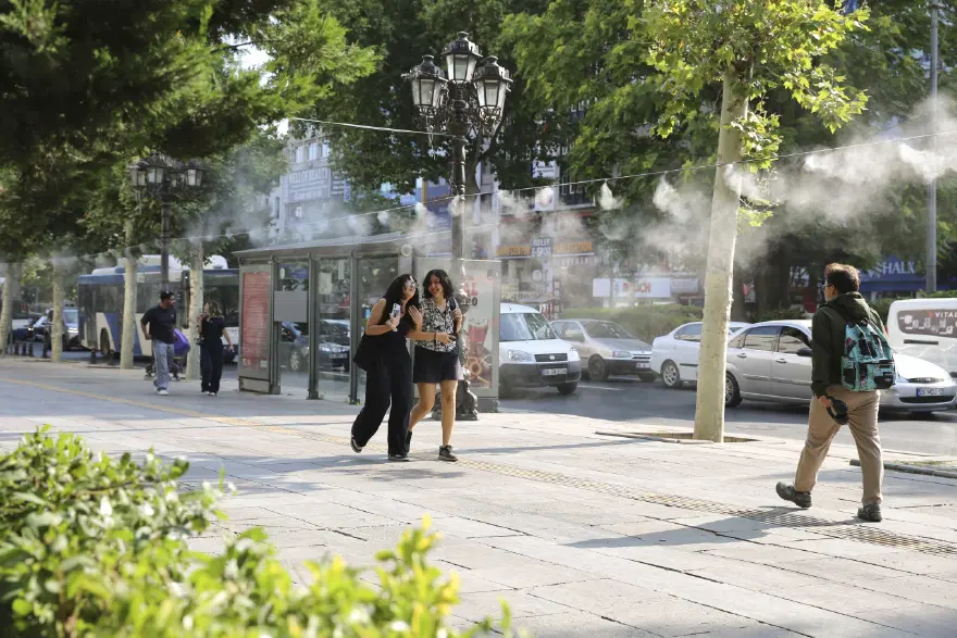 Sıcaklık arttı, caddeye 170 metrelik serinletme sistemi kuruldu 4 Sıcaklık arttı, caddeye 170 metrelik serinletme sistemi kuruldu 4