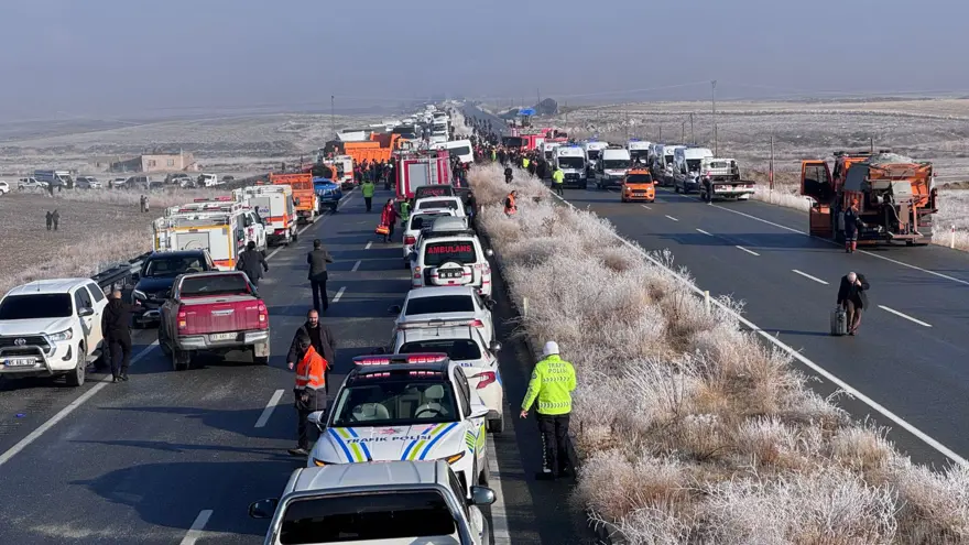 Van'da 30 araçlık zincirleme trafik kazası: 1 ölü, 51 yaralı 19