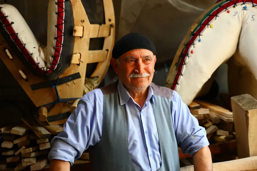 Unutulmaya yüz tutmuştu: 77 yaşındaki usta semerciliği makinayla sürdürüyor 4 Unutulmaya yüz tutmuştu: 77 yaşındaki usta semerciliği makinayla sürdürüyor 4