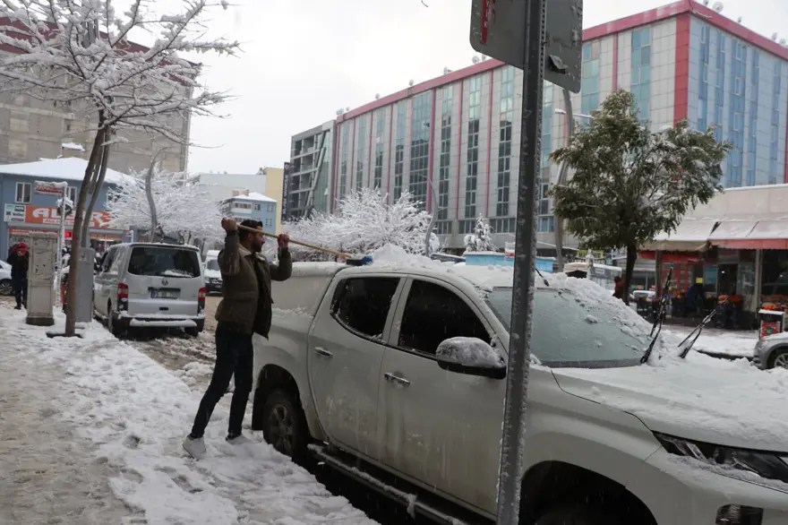 Van'da yoğun kar yağışı: 131 yerleşim yerine ulaşım sağlanamıyor 