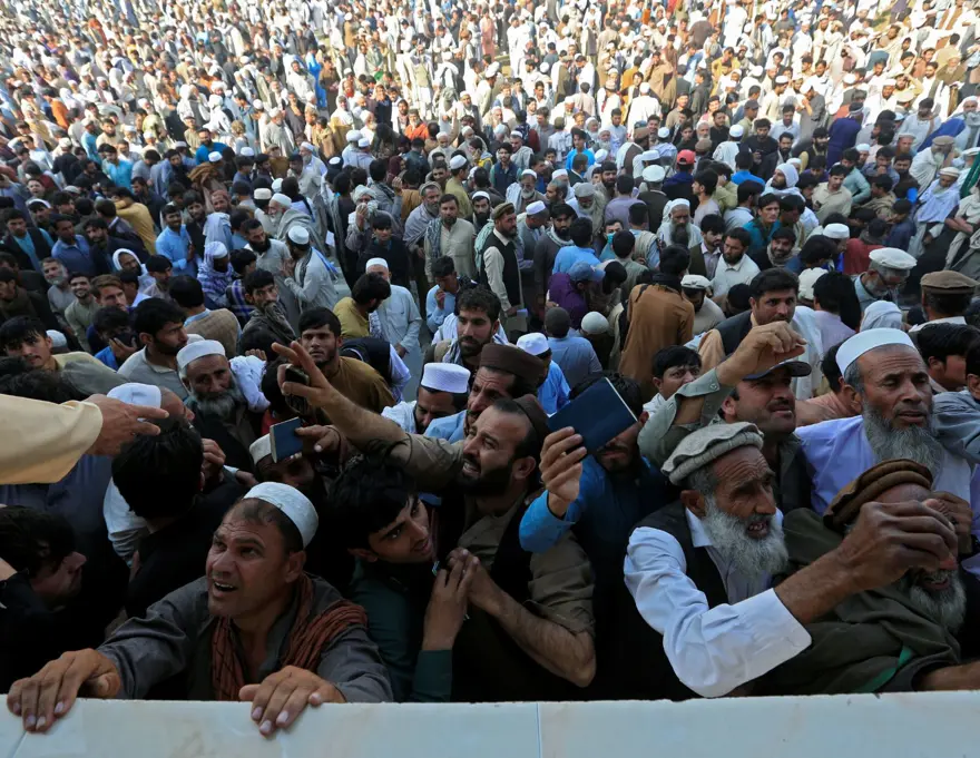 Afganistan'da Pakistan Konsolosluğu önünde izdiham: 15 ölü, 12 yaralı 