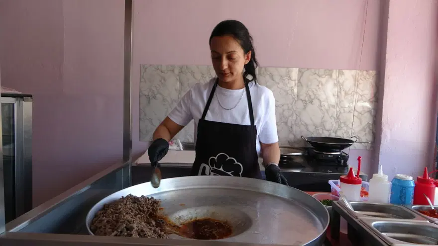 İlçenin tek kadın tantuni ustası: Azmiyle, cesaretiyle takdir topluyor 1 İlçenin tek kadın tantuni ustası: Azmiyle, cesaretiyle takdir topluyor 1
