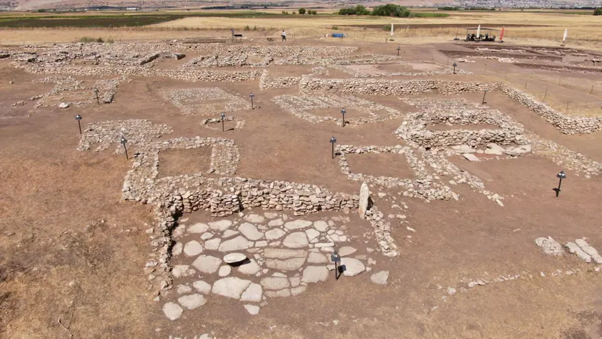 Çayönü Höyüğü'nde 5 bin yıllık sandık mezar bulundu Çayönü Höyüğü'nde 5 bin yıllık sandık mezar bulundu