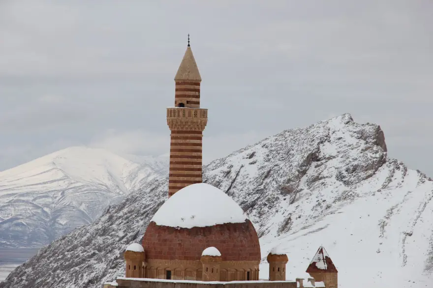 İshak Paşa Sarayı ilkbaharda karlı manzarasıyla ziyaretçilerini ağırlıyor 4 İshak Paşa Sarayı ilkbaharda karlı manzarasıyla ziyaretçilerini ağırlıyor 4