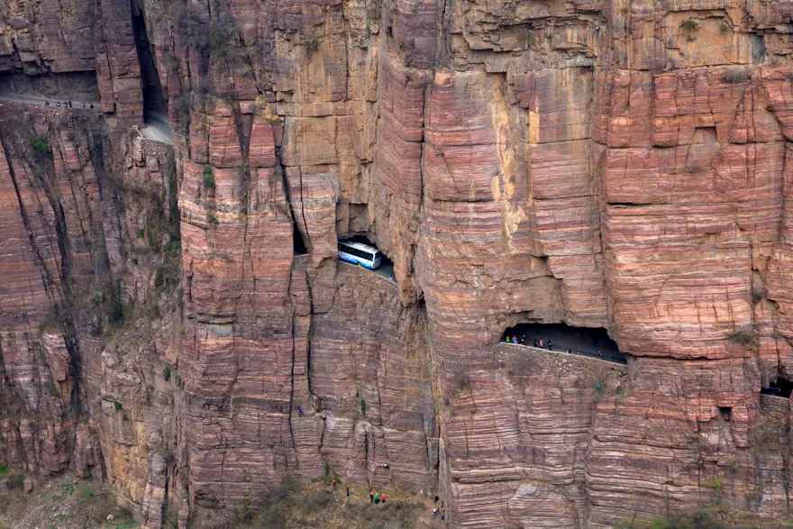 Dünyanın en tehlikeli yolu olarak biliniyor: Yapımı sırasında 1 işçi öldü 2 Dünyanın en tehlikeli yolu olarak biliniyor: Yapımı sırasında 1 işçi öldü 2