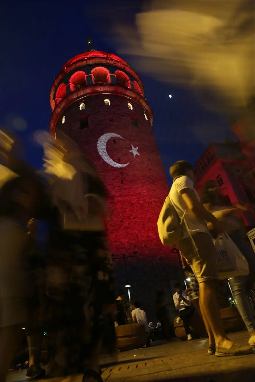İstanbul'un tarihi simgeleri Milli Takım'a destek için Kırmızı-Beyaza büründü 14