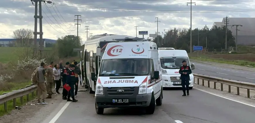 İki servis aracı çarpıştı: 5’i askeri personel, 16 yaralı 1