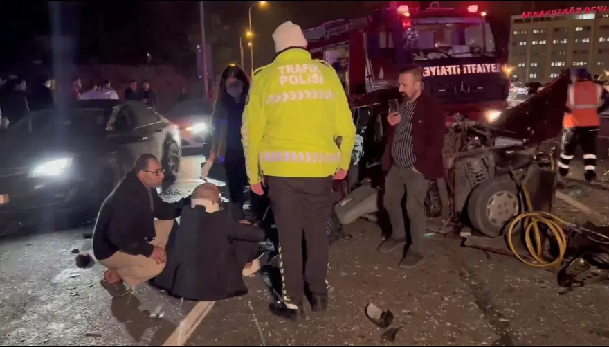 Arnavutköy'de feci kaza: 2 ölü, 7 yaralı 11 Arnavutköy'de feci kaza: 2 ölü, 7 yaralı 11
