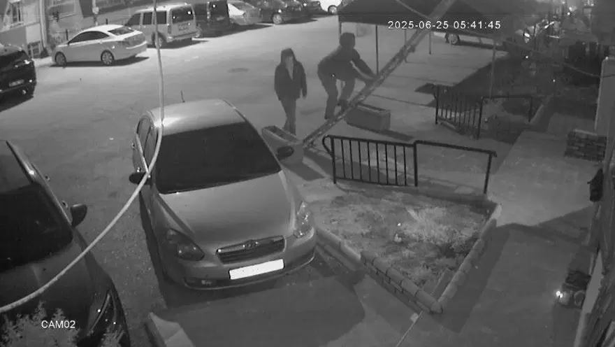 Merdivenli hırsızlar kamerada: Altınları ve dolarları alıp kaçtılar 2