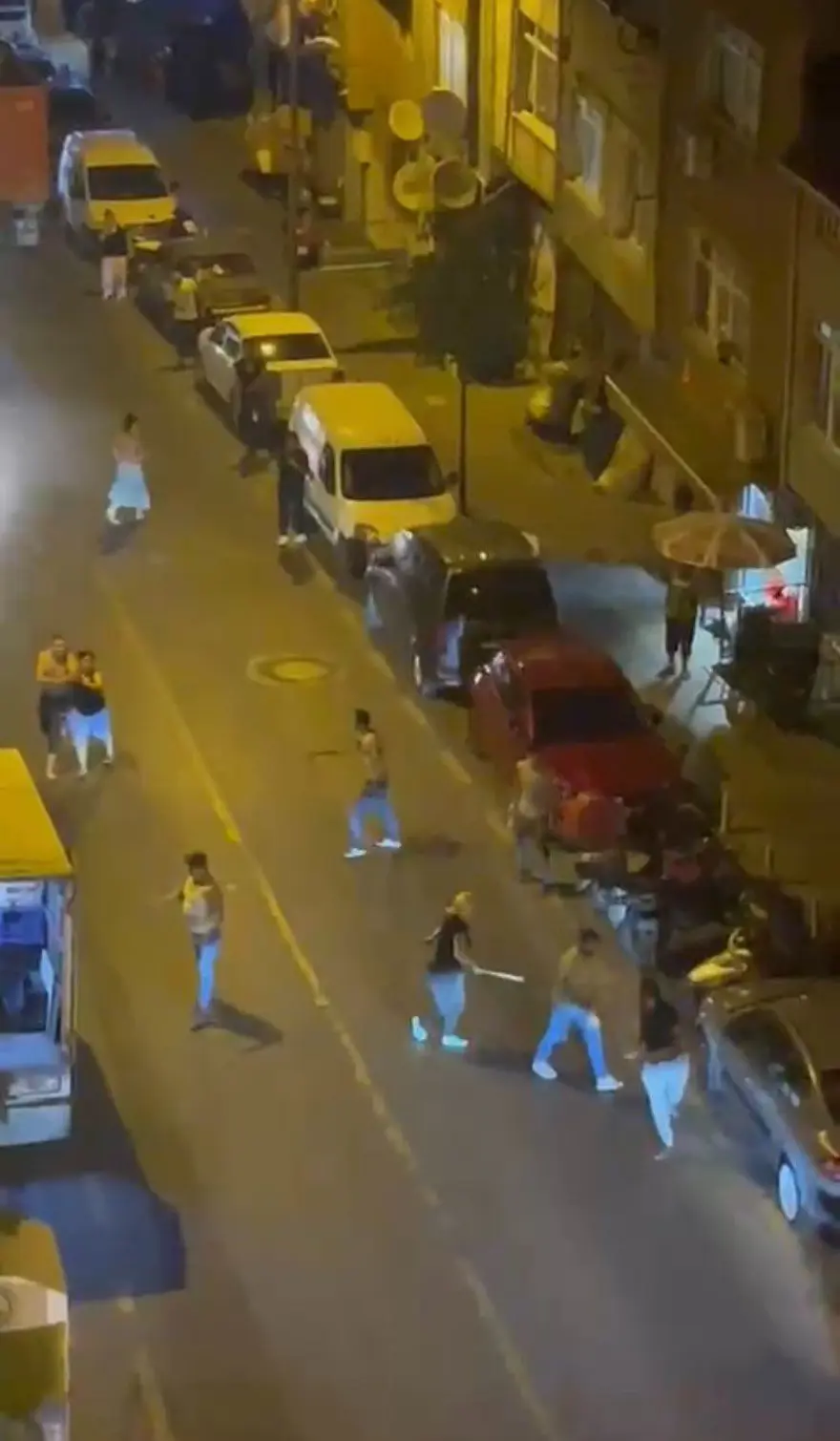 Akrabalar döner bıçaklarıyla birbirine girdi (Kavga alanında kaza yapan kuryeyi de dövdüler) 5 Akrabalar döner bıçaklarıyla birbirine girdi (Kavga alanında kaza yapan kuryeyi de dövdüler) 5