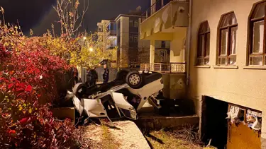 Ankara'da otomobil bahçeye devrildi: 3 yaralı